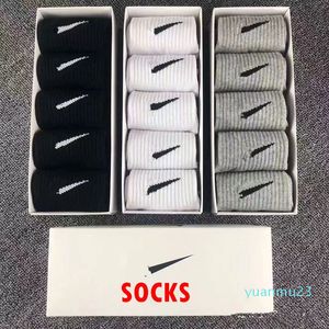 Mens Designer Mens Cor Sólida Chinelos Clássico Gancho Tornozelo Respirável Branco Preto Moda Mulheres Homens Meias de Alta Qualidade Carta Sports Sock com Caixa