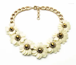 Halsband, Massenpreis, das anständigste elegante Geschenk für Frauen, Halskette aus Kunstharz, weiße Blume, glänzende Goldfarbe