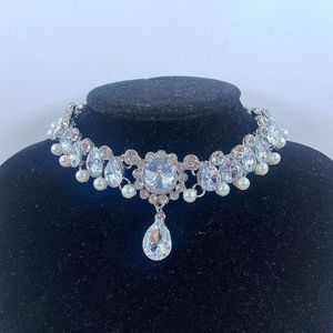 Temperamento esagerato, gocce d'acqua scavate in metallo con diamanti, scollo corto in cristallo di perle, collana