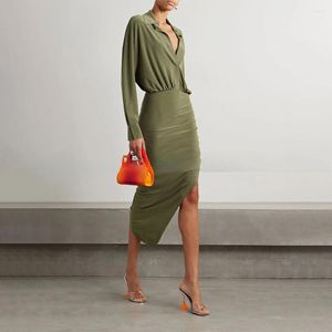 Abiti casual 23 Abito verde militare da donna Camicia a pieghe asimmetrica Vita irregolare Tagliata di media lunghezza Marchio di moda di lusso