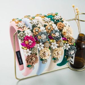 Fascia per capelli con fiore in tessuto di perle in stile barocco alla moda, copricapo leggero di lusso e sfilata di moda di alta qualità 240119