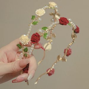 Fascia per capelli da donna elegante con vite di rosa Accessori per capelli Copricapo per ragazze Fiore in metallo vintage Perla Fasce per capelli con diadema di rosa rossa bianca 240119