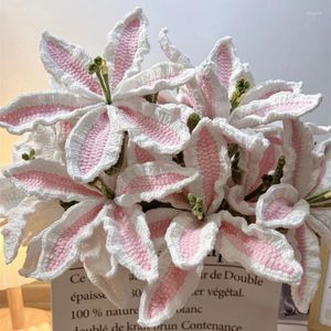 Fiori decorativi rifiniti a mano all'uncinetto Fiore di giglio bianco Filato di lana Prodotto per maglieria Bouquet di decorazioni per la casa artificiale