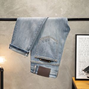 Jeans elasticizzati da uomo firmati pantaloni dritti slim fit a vita media blu chiaro Leggings stile europeo pantaloni con etichetta in pelle marrone in vita 28-38