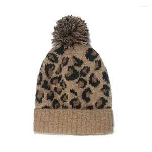 Berretti con stampa leopardata per esterni lavorati a maglia paraorecchie da donna cappello con pompon autunno inverno adulto palla di pelo elasticità berretto lavorato a maglia