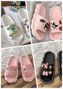 2024 Estate Nuova Suola Morbida per Esterni Cartoon Graffiti Pantofole Sandali da Spiaggia da Donna Scarpe Casual Fai da Te Bianco Viola Rosa Orso Fiore