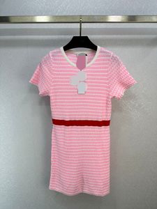 1007 XL 2024 Платье для подиума Весенне-летнее платье с круглым вырезом без рукавов Фиолетовое брендовое женское платье в том же стиле Модное высокое качество weilanG732