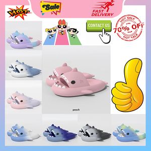 Designer Casual Platform Shark Slides tofflor Män Kvinna Rainbow Fashion Slip Wear-Resistent Light Weight Breattable Low Cut Super Soft Sandals Flat Slipper