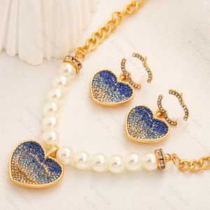 Collana designer di lettere a forma di cuore a forma di cuore, ciondolo di moda di lusso per uomini e donne, accessorio per gioielli alfabeti di alta qualità, regalo di anniversario perfetto