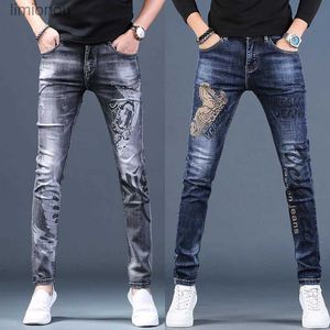 Jeans da uomo Pantaloni denim con stampa di lusso leggero da uomo Pantaloni jeans slim elasticizzati di alta qualità Versione coreana Jeans casual graffiati moda di strada; L240119