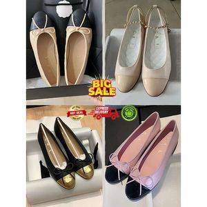 Kanal Sandal Chanellies Chanells Tasarımcı Ayakkabı Ballet Flats Ayakkabı Paris Lüks Siyah Pembe Kadınlar 2C Marka Ayakkabı Moda Kadınlar Siyah Düz Tekne Ayakkabı Sandal Lad RFCA