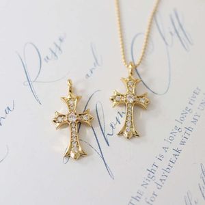 2024 Designer Brand Cross Ch Necklace For Women Luxury Chromes Inlaid Diamond Antique Gold Plated Smyckes Pendant Heart Men Classic Neckchain Sweater Chain 7ew8
