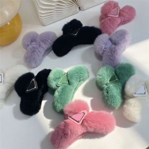 2023 Grampos de cabelo Barrettes Fluffy Hair Clips Designer Womens Luxury Hairpins Fuzzy Letters Garra Clip Furry Inverno Quente Cabelo Pin Designers Meninas Hairclips Jóias