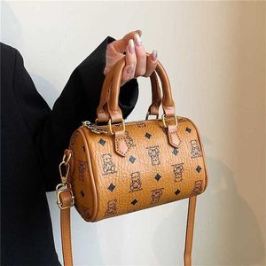 Tendência da moda feminina nova pequena bolsa de urso estilo pequeno e estrangeiro bolsa de ombro 1rb fábrica on-line 70% venda