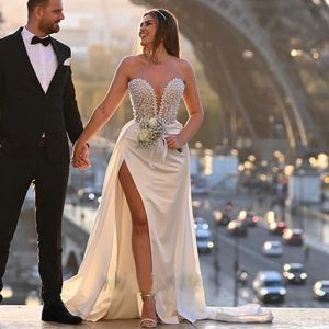 Abiti da sposa a sirena con perle 2023 Sweetheart con paillettes Abito da sposa con spacco sul lato superiore Abiti da ricevimento da sposa in raso arabo da chiesa Robe de mariee