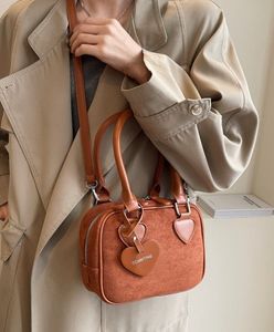 Ретро женская сумка из искусственной замши с текстурным дизайном, сумка с подвеской Love, модная сумка через плечо