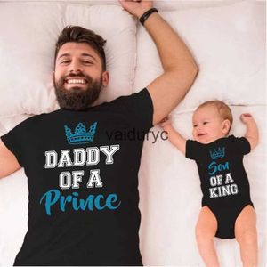 Aile Eşleşen Kıyafetler Bir Prens Oğlu Bir Kral Baskılı Aile Matng Giysileri Baba T-Shirt Üstler Oğul Romper Baba Bebek Kıyafetleri Tişört Hediyeleri H240508