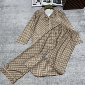 Designer feminino tracksuits letras completa impressão logotipo vintage pijama estilo seda manga longa camisa cordão elástico calças de cintura 2 peça conjunto