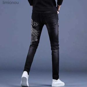 Jeans da uomo Versione coreana Jeans neri nobili da uomo Jeans elasticizzati slim lavati bianchi Jeans ricamati di lusso leggeri Jeans da strada sexy alla moda; L240120