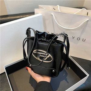 Bolsa de axilas prateada hobo feminina high-end sensação internet vermelho picante estilo menina jingle bolsa ombro versátilcódigo Fábrica Online 70% venda