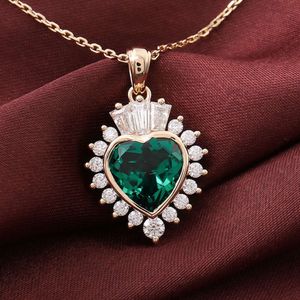 Fina smycken 10K 14K Yellow Gold Romantic Style Emerald Ruby Heart Shape Moissanite Pendant Clavicle Halsband