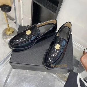 Elbise ayakkabıları daireler klasik soafers madeni para tokası buzağı derisi metal beyaz siyah bayanlar sıradan ayakkabılar tasarımcısı lüks kadınlar moda küçük deri ayakkabılar