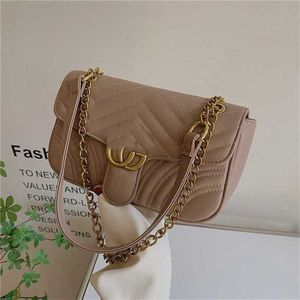 Kvinna 2024 Nytt nätverk Röd Lingge Chain Bag Versatile Crossbody Soft Leather One Shoulder Peach Heart Flap Liten Squarecode 70% rabatt på Outlet Online Sale