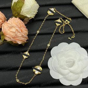 Designer clássico de luxo l-série L Colares pendentes para mulheres letra branca Fritillaria 18K Rose Gold Silver Presbyopia Colar de diamante Popular Luxury Jewelry Gift