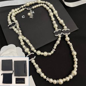 Pearl Chain Luxury Halsband Ny designer smycken lång kedja gåvor för kvinnor boutique hänge halsband vinter födelsedag rese charm smycken halsband wit box