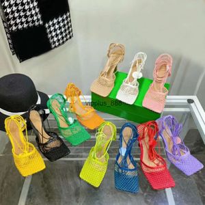 Kvinnor klänningskor höga klackar sommar sandaler mode läder diamant mesh sandaler designer tofflor bröllopskor bankettskor 35-42