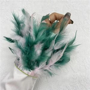 チャームブレスレットダチョウの羽毛カフリストスリーブ女性ファーアームスナップブレスレット拍手サテンシャツエレガント