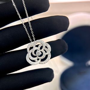 2024 NEW S925 Sterling Silver Necklace French French Classic Glar Hollow Camellia Pendant Inlay Crystal Diamond عالية الجودة نساء سحر المجوهرات Girl Girl Girl