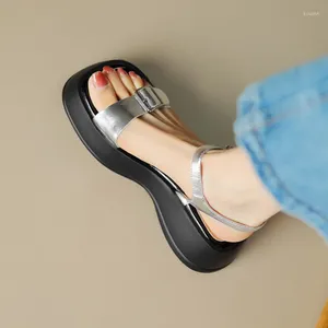 Sandaler Silverläder Kvinnor Plattform Buckle Strap Beach Summer Shoes Höjd ökar tjocka sulan Sandalias Femmes Zapatillas