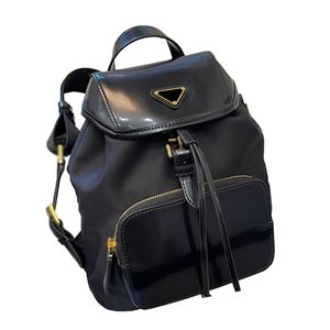 Italienische Luxus-Designer-Damenhandtasche, 24, neuer, modischer, einfarbiger Rucksack mit großer Kapazität, berühmtes Dreieckszeichen, hochwertige Nylon-Eimertasche aus gespleißtem Echtleder