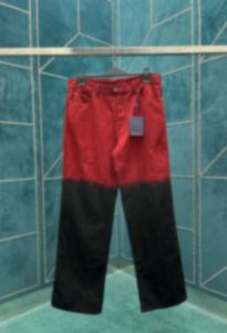 Jeans de grife masculino 24SS, pernas altamente elásticas, usando bordado gradiente vintage e tecnologia tie-dye, jeans de ciclismo, jaqueta masculina, calças vermelhas da moda