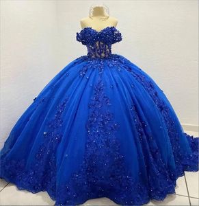 2024 Kraliyet Blue Quinceanera Elbiseler Dantel Aplike Omuzdan Boncuklu Süpürme Tren Korse Tatlı 16 Doğum Günü Partisi Balo Balo Akşam Vestidos