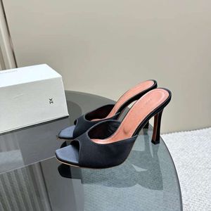 Amina Muaddi Sandals 105mm Satin Mules Slipper Stiletto High Heels Sandals女性の贅沢な透明なデザイナーオープントースリップオンイブニングパーティーシューズ工場靴