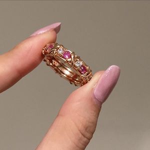 2024 Ins Top Sell Anelli di nozze Scintillanti Gioielli di lusso Reale 100% Argento sterling 925 Oro rosa Riempimento Rubino Moissanite naturale Diamante Donna Anello croce Regalo