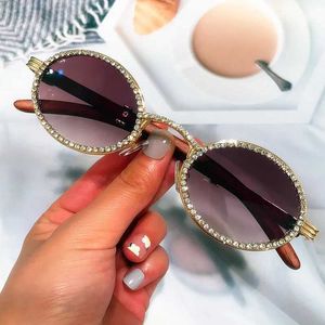 Güneş gözlüğü yeni kristal çerçeve lüks parlak güneş gözlükleri kadınlar için vintage küçük oval ahşap bacak rhinestone güneş gözlükleri erkekler hip hop yuvarlak gözlük yq240120
