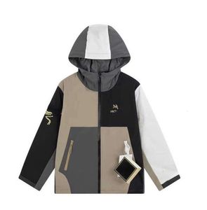 アークデザイナージャケットの男性刺繍文字フード付きパフカップルファッション防水ウインドブレーカーレインコート66