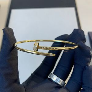 Tunn nagel fin naglar armband sterling sier ihålig elastisk armband guldpläterad diamant för kvinna designer europeisk storlek 005 d
