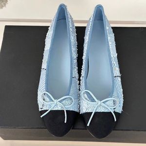 Klasik kadın bale daireler yuvarlak ayak parmağı yüksek kalitesi ile tatlı yay düğümü dekor kayması üzerinde uygun yumuşak yumuşak deri dış taban dişi tasarımcı düz ayakkabılar