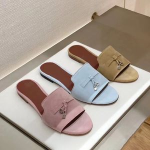 Verão Ao Ar Livre Slide Sandália Top Quality Luxury Designer Sliders Moda Loro Encantos Slipper Mens Mulheres Sapatos Casuais Vestido Piana Lady Couro Flat Loafer Beach Mule