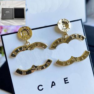 Vergoldete Ohrringe, Designer-Schmuck, Retro-Luxus-Damen-Charm-Ohrringe, Geschenkbox-Verpackung, Boutique-Ohrringe, modische Geburtstags-Reise-Charm-Ohrringe, klassisches Logo