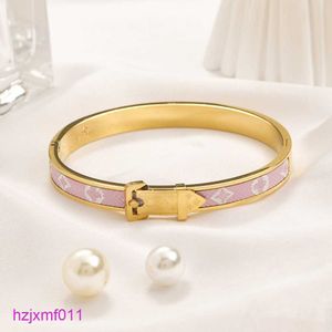 Uvmr pulseira europa estilo moda designer marca carta pulseiras mulheres jóias de luxo 18k banhado a ouro aço inoxidável casamento 247p