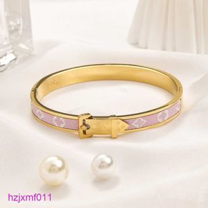 Uvmr Armreif Europa Mode Stil Designer Marke Brief Armbänder Frauen Luxus Schmuck 18k Gold Überzogene Edelstahl Hochzeit 247p