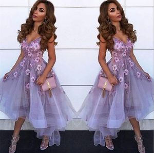 Abiti da ritorno a casa in tulle con scollo a V color lavanda Abiti da cerimonia per feste di ballo corti con applicazioni di pizzo arabo Abiti da principessa corti