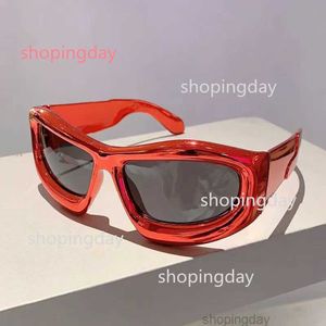 Solglasögon Fashion Punk Sports 2024 Luxury Designer Silver Mirror Y2K Sun Glasses Men Women Bat Rectangle 2000s Eyewear 01580N