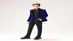 Królewskie Blue Velvet Boys Wedding Suits 2 -Place Peaked Lapel Flow Boys Tuxedos Dzieci Formalne odzież 5501820