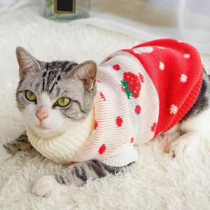 猫のコスチュームセーターハイカラー2脚の暖かいイチゴパターン毎日のクリスマスと年のパーティーのためのスタイリッシュなかわいいペットニット